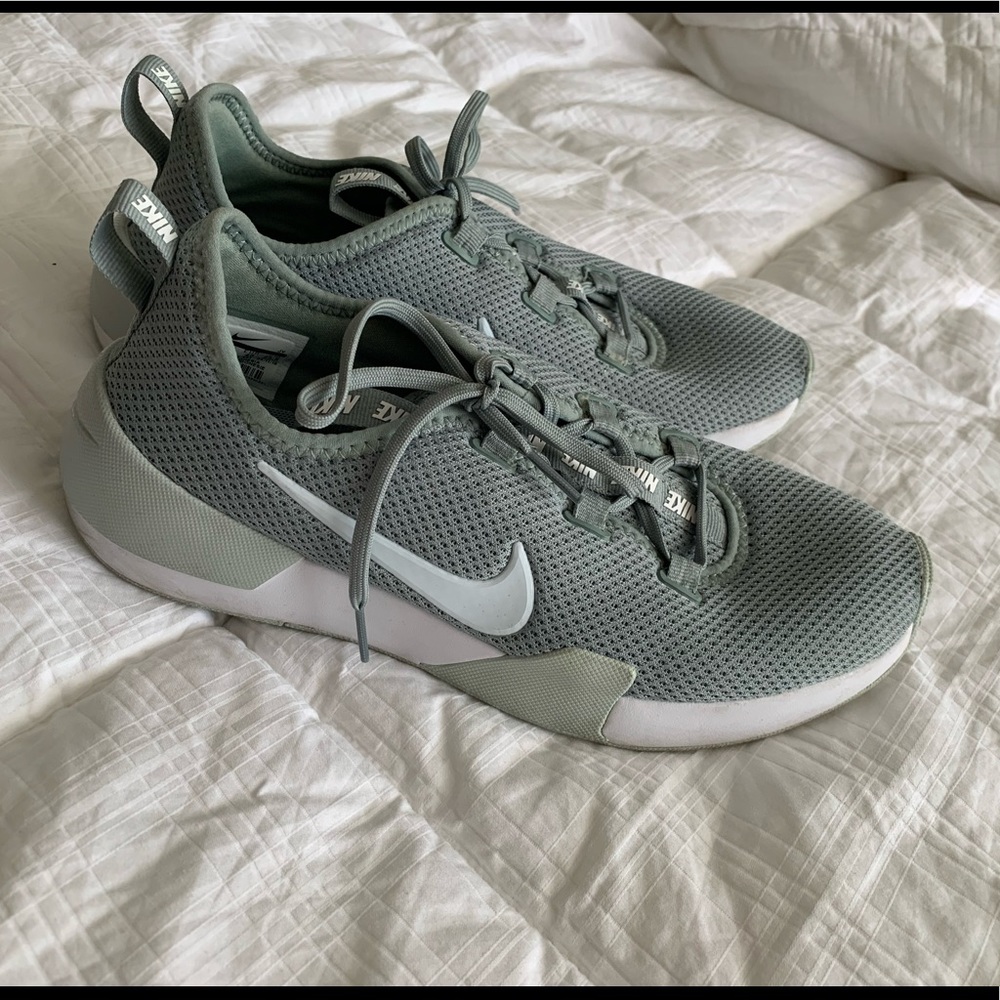 Size 9 women’s nike